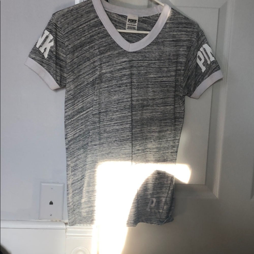 gray t shirt